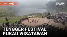 Wisatawan menikmati pertunjukan tari tradisional khas Suku Tengger di atas Danau Ranupani, Desa Ranupani, Kecamatan Senduro, Kabupaten Lumajang, Jawa Timur, Sabtu (19/8/2023).