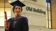 Dena Rachman diketahui mengambil jurusan Gender Studies di LSE. Dena pun mengaku sangat bangga bisa lulus dari kampus ternama itu. Ia bahkan menyebut LSE memiliki program studi gender terbaik di dunia. (Liputan6.com/IG/@denarachman)
