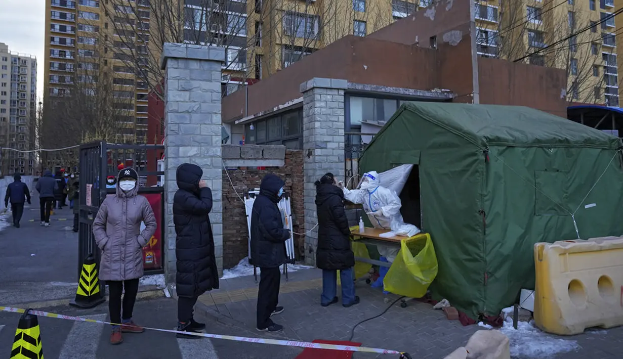 Warga mengantre untuk tes COVID-19 di Distrik Fengtai, Beijing, China, Rabu (26/1/2022). Jelang Olimpiade Musim Dingin, Beijing melaporkan peningkatan lebih dari selusin kasus baru COVID-19 setiap harinya. (AP Photo/Andy Wong)