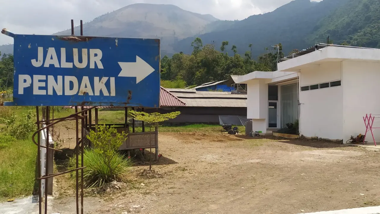 Pendakian di kawasan gunung Guntur memang mengasikan, selain bisa melihat keindahan kota Garut dari ketinggian, jalur dan medan pendakian yang terbilang ‘biasa’ bagi pendaki, dinilai menjadi daya tarik tersendiri bagi mereka.