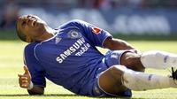 Chelsea's French player Florent Malouda clutches his left leg as he lies injured after scoring a goal against Manchester United during The FA Community Shield football match at Wembley Stadium in London, 05 August 2007. AFP PHOTO ADRIAN DENNIS