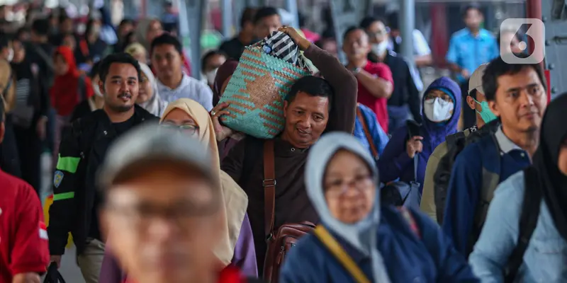Pemudik Tiba di Jakarta Melalui Stasiun Kereta
