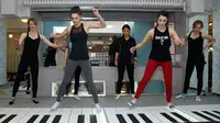Instruktur Pilates, Katherine Corp dan Kimberly Corp melatih kontestan Miss America 2018 untuk menyesuaikan diri dengan Big Piano Fitness pada kaki, New York, (01/1). (Lars Niki / Getty Images / AFP)