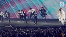 Boy band Korea Selatan, Super Junior tampil pada upacara penutupan Asian Games 2018 di Stadion Gelora Bung Karno, Jakarta, Minggu (2/9). Mereka membawakan tiga lagu hits. (Liputan6.com/Helmi Fithriansyah)