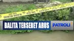 Saat bocah ini luput dari pengawasan sang ibu, ia keluar rumah dan mengejar kucing yang berjalan di pinggir sungai.