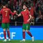 Bruno Fernandes merayakan gol bersama Ronaldo saat Portugal melawan Makedonia Utara di play-off Piala Dunia 2022. (AFP)