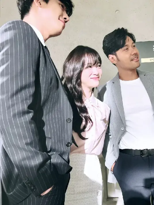 <p>Ahn Hyo Seop, Kim Sejeong, dan Chicco Jerikho. (Foto: Instagram/ chicco.jerikho)</p>