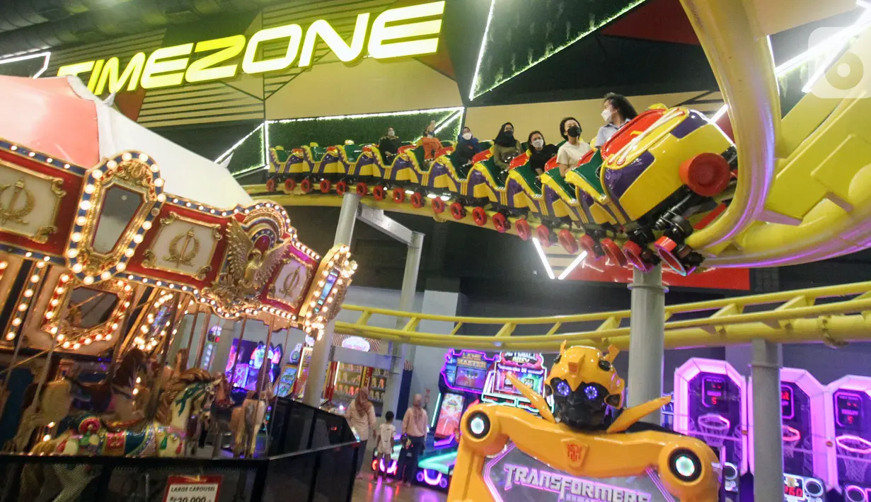 Pengunjung bermain roller coaster di Timezone Supermal Karawaci, Tangerang, Jumat (19/11/2021). Setelah 18 bulan tidak beroperasi akibat pandemi, Timezone kembali buka menyambut pengunjung dengan menerapkan protokol kesehatan dengan ketentuan yang berlaku. (Liputan6.com/Fery Pradolo)