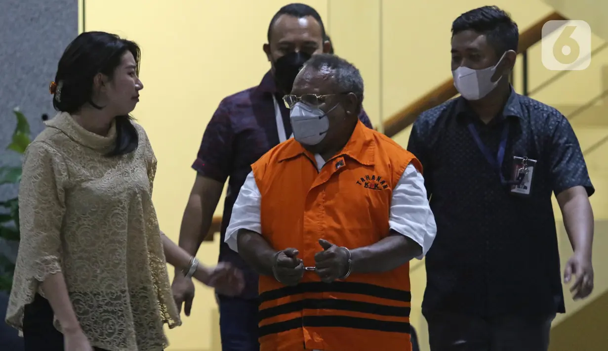 Bupati Mimika, Papua nonaktif Eltinus Omaleng (ketiga kiri) usai menjalani pemeriksaan lanjutan di Gedung Merah Putih KPK, Jakarta, Kamis (29/9/2022). Selain Eltinus Omaleng, KPK juga menetapkan dua tersangka lain yakni, Marthen Sawy selaku Kabag Kesra Setda Kabupaten Mimika sebagai Pejabat Pembuat Komitmen (PPK). (Liputan6.com/Helmi Fithriansyah)