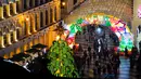 Suasana saat para wisatawan menyaksikan dekorasi Natal di Largo Do Senado, Makau, China, 22 Desember 2020. Largo do Senado atau Senado Square merupakan area perbelanjaan yang terkenal di Makau. (Xinhua/Cheong Kam Ka)