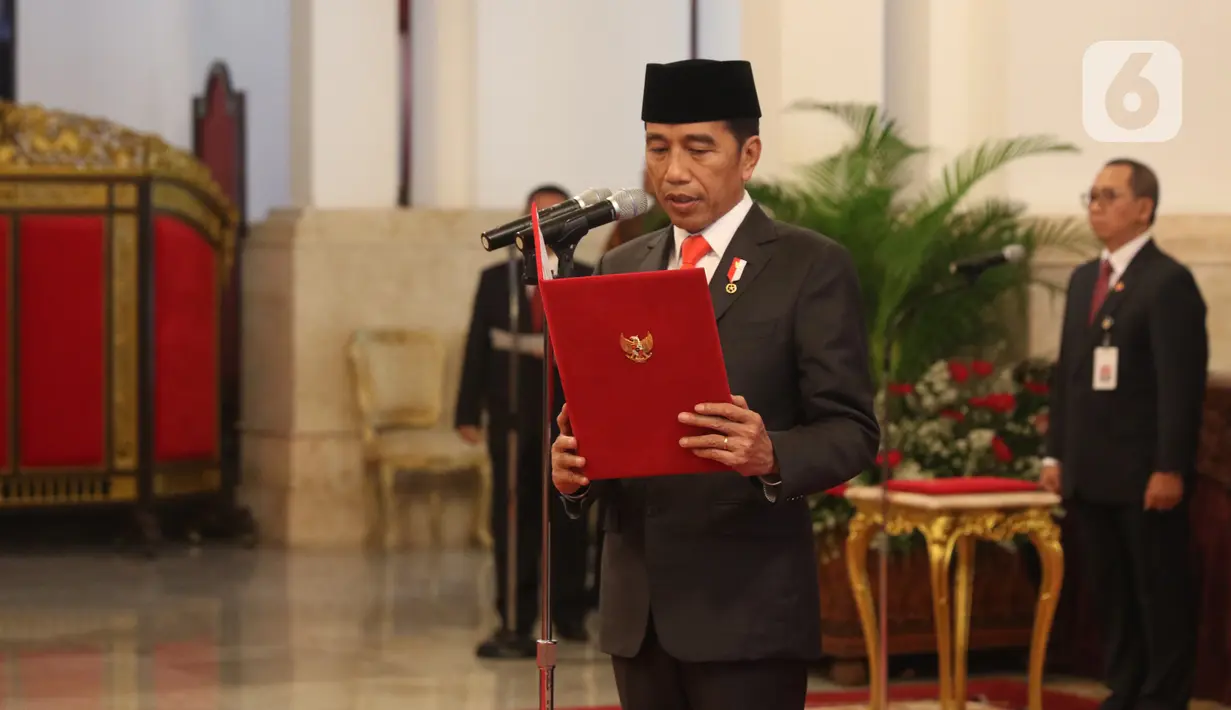 Presiden Joko Widodo atau Jokowi membacakan sumpah jabatan saat melantik anggota Dewan Pertimbangan Presiden (Wantimpres) di Istana Negara, Jakarta, Jumat (13/12/2019). Jokowi resmi melantik sembilan anggota Wantimpres. (Liputan6.com/Angga Yuniar)