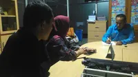 Sebelumnya, dua siswi SMPN 1 Limboto, Gorontalo, terekam berkelahi dalam video sampai berguling jatuh. Ironisnya, tak ada temannya yang melerai. (Liputan6.com/Arfandi Ibrahim)