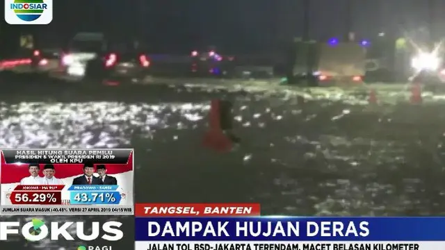 Hal ini berdampak pada arus lalu lintas kendaraan yang terjebak kemacetan panjang hingga belasan kilometer.