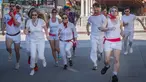 Peserta berdandan seperti badut mengajar pejalan kaki selama acara parodi tahunan "Running of the Clowns" i Pasadena, California pada 20 Oktober 2019. Lari dikejar kawanan badut ini merupakan parodi yang mengolok-olok lomba dikejar banteng di Spanyol. (Mark RALSTON / AFP)