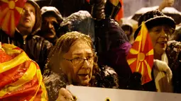 Seorang wanita berpartisipasi dalam protes wacana pengubahan nama Macedonia di gedung Parlemen, Skopje, Selasa (27/2). Pengunjuk rasa mendesak pemerintah mengakhiri dialog dengan Yunani untuk menyelesaikan sengketa selama 25 tahun (AP/Boris Grdanoski)
