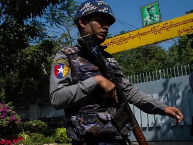 Petugas kepolisian berpatroli di depan rumah pemimpin Myanmar, Aung San Suu Kyi setelah dilempar bom Molotov oleh orang tak dikenal di pinggir danau di Yangon, Kamis (1/2). Saat kejadian, Suu Kyi sedang tak berada di rumah. (YE AUNG THU/AFP)