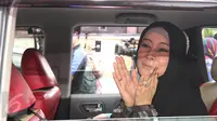 Istri Ustaz Ahmad Alhabsyi, Putri Aisah Aminah berada dalam mobilnya ketika meninggalkan Pengadilan Agama Jakarta Timur, Senin (27/3). Sidang cerai ustad Alhabsyi dan Putri Aisyah kembali digelar dengan agenda mediasi akhir. (Liputan6.com/Herman Zakahria)