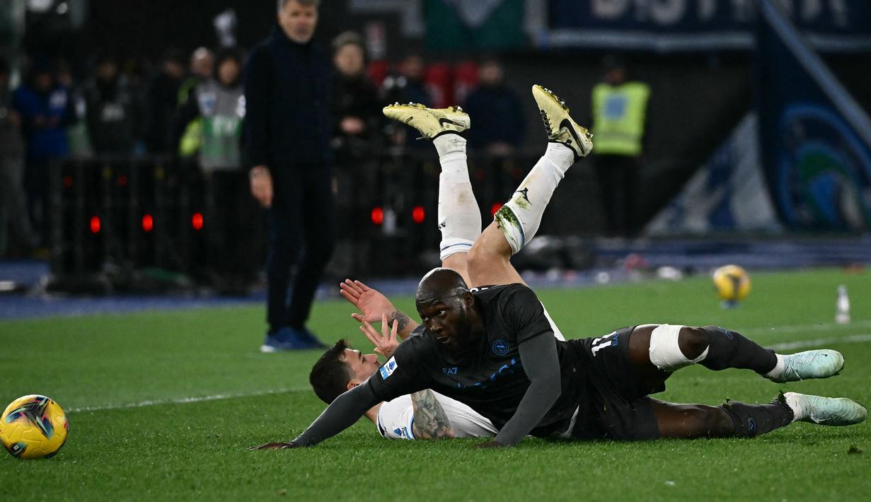 Pemain Napoli, Romelu Lukaku berebut bola dengan pemain Lazio, Alessio Romagnoli dalam laga lanjutan Liga Italia 2024/2025 di Olympic Stadium, Roma, Italia, Minggu (16/02/2025) WIB. (AFP/Filippo Monteforte)