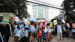 Massa dari Komite Aksi Hari Perikanan Dunia mengenakan baju seragam berwarna biru dan caping dengan warna yang sama, Jakarta, Jumat (21/11/2014). (Liputan6.com/Faizal Fanani)