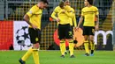 Ekspresi kekecewaan pemain Dortmund pada leg kedua, babak 16 besar Liga Champions yang berlangsung di Stadion Signal Iduna Park, Dortmund, Rabu (6/3). Tottenham Hotspur menang 1-0 atas Dortmund. (AFP/John Macdougall)