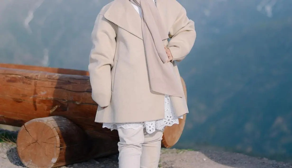 Gayanya yang modern dengan padu padan hijab kece kerap dapat respon positif netizen. [Foto: IG/okisetianadewi].