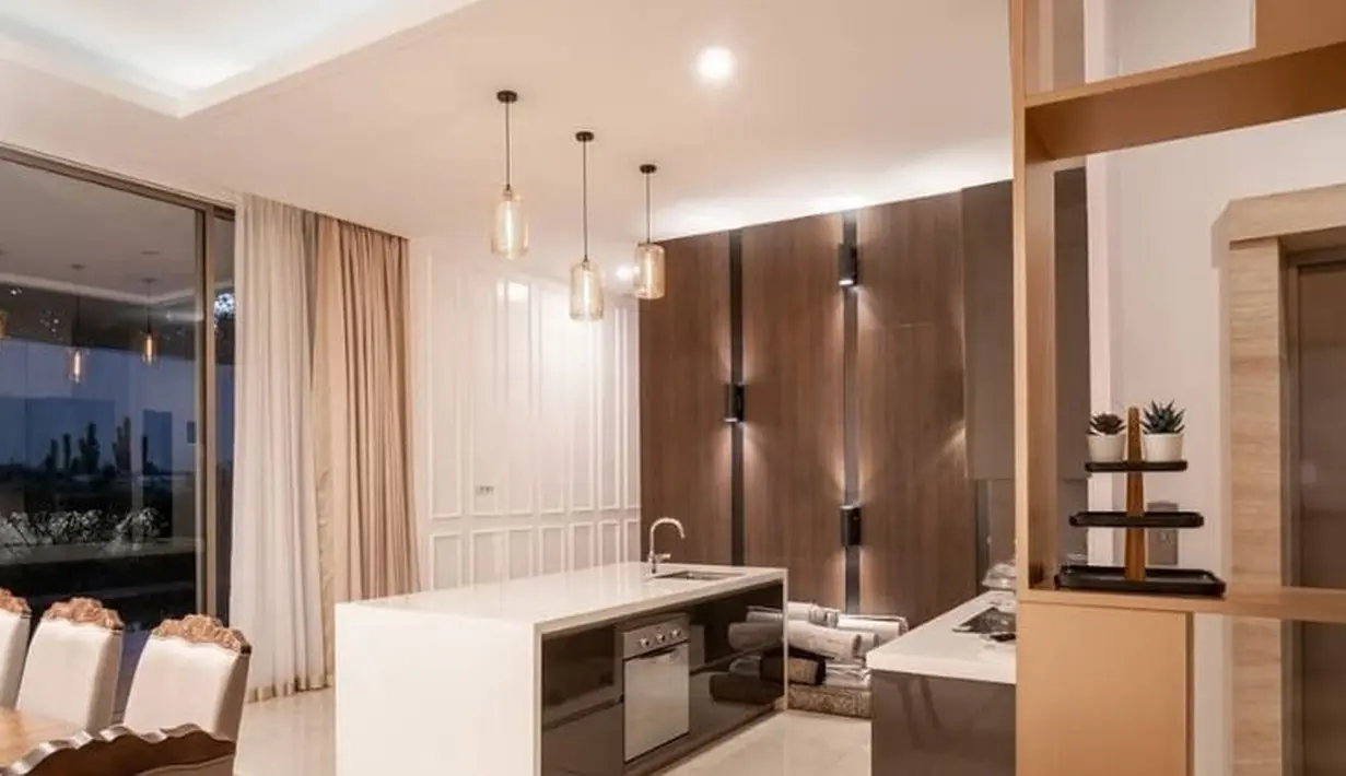 Rumah senilai belasan miliar itu pun jadi tempat yang nyaman untuk Depe dan keluarga. [Instagram/konars.design]