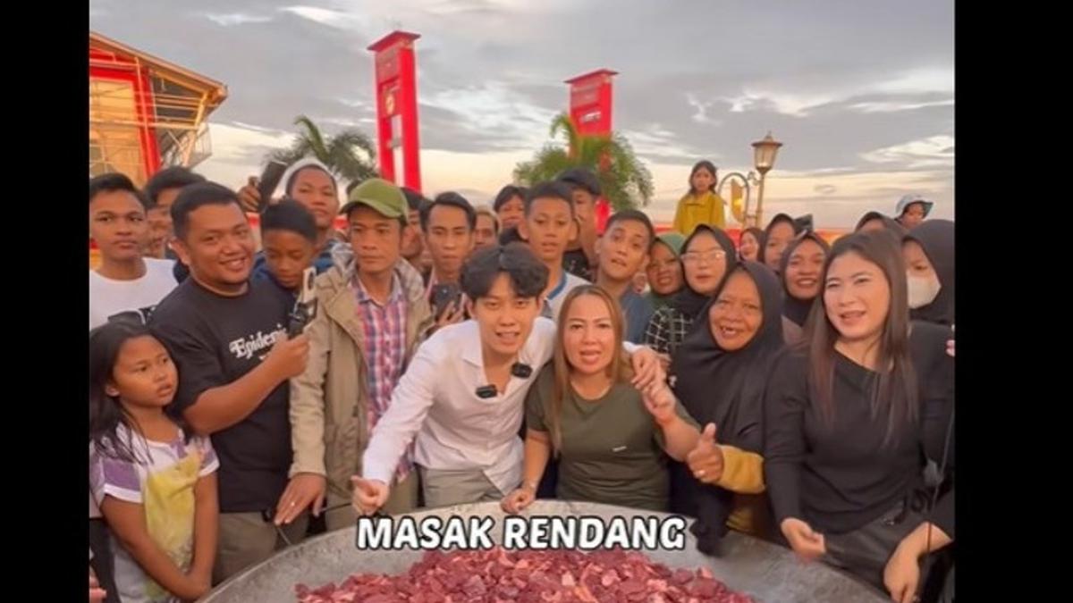 Willie Salim Masak Rendang 200 Kg untuk Berbagi, Ludes Diserbu Warga Meski Belum Matang