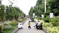 Taman Maya Datar, salah satu lokasi warga Purwakarta, Jawa Barat menghabiskan waktu jelang berbuka puasa. (Liputan6.com/Abramena)