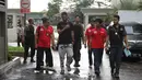 Seorang WNA dibawa petugas untuk menjalani tes urine ketika razia di Apartemen Kalibata City, Jakarta, Kamis (25/2). Ratusan petugas gabungan melakukan razia dalam rangka mengantisipasi peredaran dan penyalahgunaan narkoba. (Liputan6.com/Herman Zakharia)