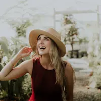 Ilustrasi perempuan yang sedang tertawa/copyright unsplash.com/Priscilla Du Preez