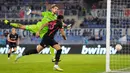 Pemain FC Midtjylland Juninho (kiri) mencetak gol ke gawang Lazio yang dijaga Ivan Provedel namun kemudian dianulir pada pertandingan sepak bola Grup F Liga Europa di Stadion Olimpiade Roma, Italia, 27 Oktober 2022. Lazio menang 2-1 atas FC Midtjylland. (AP Photo/Alessandra Tarantino)