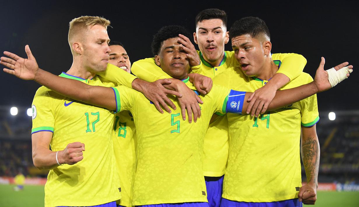 Pemain Brasil U-20, Andrey Santos (tengah) melakukan selebrasi setelah mencetak gol ke gawang Ekuador pada laga Kejuaraan Amerika Selatan U-20 2023 di El Campin Stadium, Kolombia, 31 Januari 2023. Pada bursa transfer musim dingin 2022/2023, Santos direkrut oleh Chelsea dari Vasco da Gama dengan harga 12,5 juta euro. (AFPDaniel Munoz)