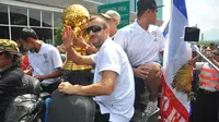 Pemain Arema Cronus, Goran Gancev, dengan trofi juara Torabika Bhayangkara Cup 2016 sesaat setelah tiba di Bandar Udara Abdulrachman Saleh, Malang, Selasa (5/4/2016). (Bola.com/Iwan Setiawan) 