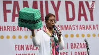 Menteri KKP Susi Pudjiastuti membawa keranjang plastik saat memberikan sambutan acara Family Day Artha Graha Peduli (AGP) di Pasar Akhir Pekan SCBD, Jakarta, Minggu (25/11). Susi mengimbau pengurangan penggunaan plastik. (Liputan6.com/Fery Pradolo)