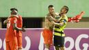 Selebrasi pemain Persija Jakarta, Raphael Maitimo dan Andrytani, sesaat setelah menang melawan PS TNI di Stadion Manahan, Solo, Selasa (15/12/2015). (Bola.com/Nicklas Hanoatubun)