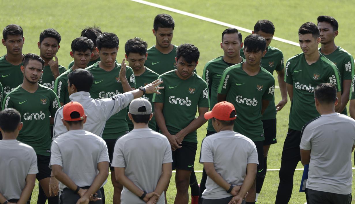 Para pemain Timnas Indonesia U-22 mendengarkan instruksi dari Indra Sjafri saat latihan di Stadion Madya, Jakarta, Kamis (17/1). Latihan ini merupakan persiapan jelang Piala AFF U-22. (Bola.com/Yoppy Renato)