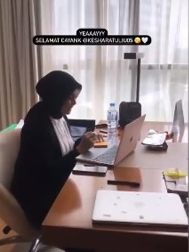 6 Momen Bahagia Kesha Ratuliu Setelah Resmi Jadi Sarjana, Banjir Hadiah