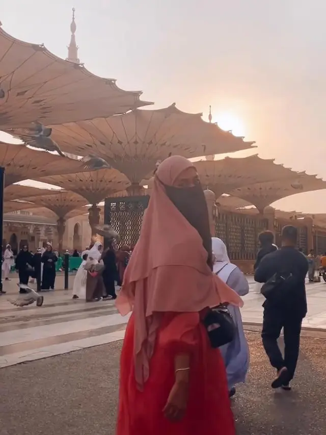 6 Potret Paula Verhoeven Pakai Hijab dan Cadar saat Umrah, Dipuji Netizen Makin Cantik