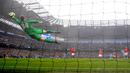 Kiper Manchester United, Anders Lindegaard berusaha menghalau bola tendangan pemain Manchester City, Sergio Aguero pada laga putaran ketiga Piala FA 2011/2012 yang berlangsung di Etihad Stadium, Manchester, 8 Januari 2012. Setan Merah menang dengan skor 3-2. (AFP/Andrew Yates)