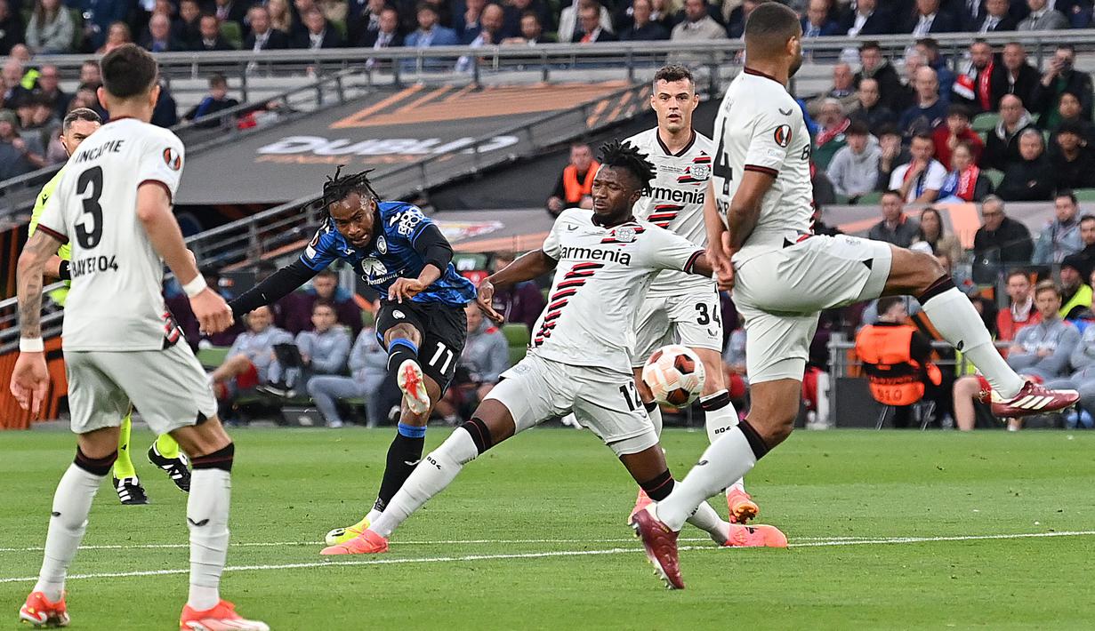Sejumlah pemain Bayer Leverkusen gagal menghalau tendangan pemain Atalanta, Ademola Lookman (kedua kiri) yang berbuah menjadi gol pada laga final Liga Europa 2023/2024 yang berlangsung di Dublin Arena, Irlandia, Kamis (23/05/2024) dini hari WIB. Lookman mencetak tiga gol pada laga tersebut. (AFP/Glyn Kirk)