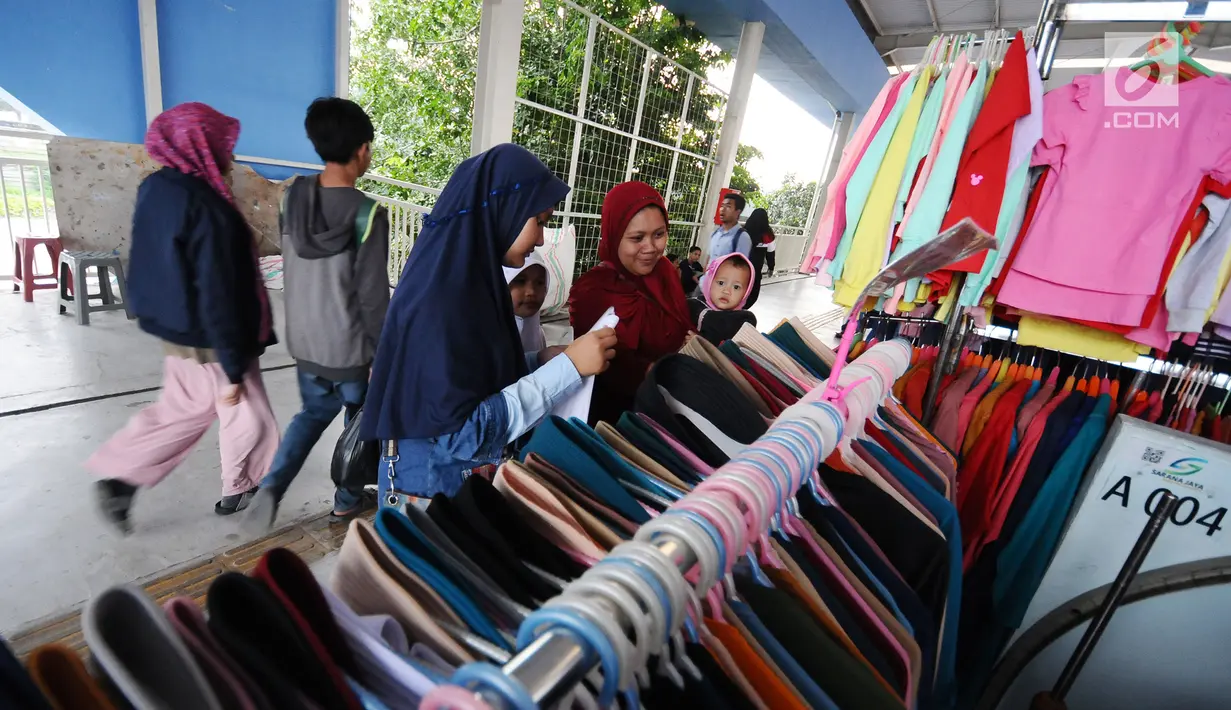 Pengunjung memilih busana muslim di skybridge Tanah Abang, Jakarta, Rabu (8/5/2019). Hari ketiga puasa bulan Ramadan, Warga Jakarta dan penyangga sekitarnya sudah mulai berbelanja pakaian muslim dengan harga yang murah untuk kebutuhan sendiri atau untuk dijual kembali. (Liputan6.com/Herman Zakharia)