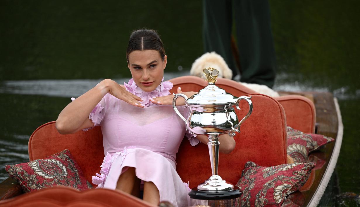 Petenis tunggal putri Belarusia, Aryna Sabalenka menaiki perahu di Royal Botanical Gardens dengan trofi Daphne Akhurst Memorial Trophy setelah menjadi juara pada Australia Open 2023 di Melbourne, Australia, Senin (30/01/2023). Sabalenka berhasil mengalahkan petenis Khazakstan, Elena Rybakina di babak final dengan skor 4-6, 6-3, 6-4. (AFP/William West)