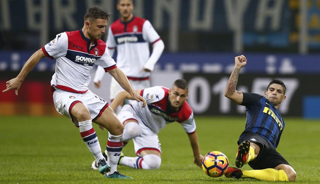 Pemain Inter Milan, Ever Banega (kanan), berebut bola dengan pemain Crotone dalam laga pekan ke-12 Serie A 2016-2017, di Stadion Giuseppe Meazza, Minggu (6/11/2016). (AFP/Marco Bertorello)