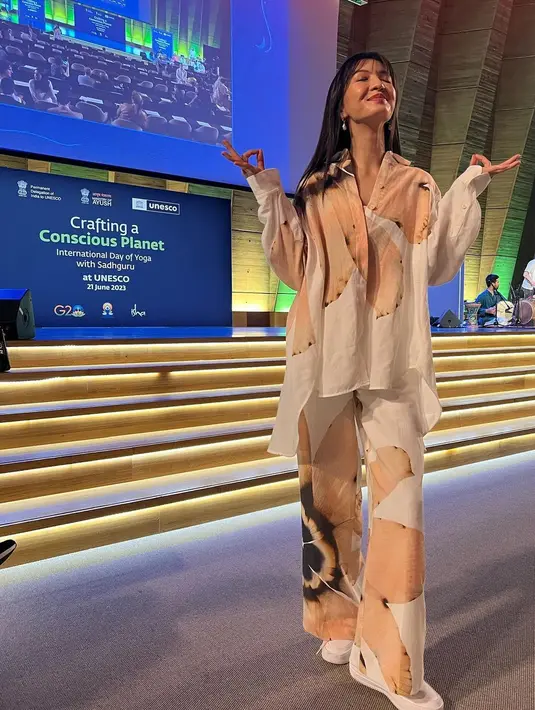 OOTD simpel ala Raline Shah di Paris. Ia mengenakan setelan atasan dan bawahan yang loose bermotif bunga besar. Gaya kasual yang tetap terlihat elegan ketika dikenakannya. Mana OOTD yang jadi favoritmu? Foto: Instagram.