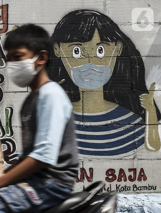 Mural imbauan untuk mematuhi protokol kesehatan terlihat pada dinding di Jakarta, Selasa (20/7/2021). Kementerian Kesehatan mencatat pasien COVID-19 di Jakarta yang sembuh pada 19 Juli 2021 sebanyak 12.674 atau meningkat dibandingkan 18 Juli 2021 sebanyak 11.857 orang. (Liputan6.com/Johan Tallo)