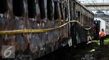 Petugas melihat kondisi dua gerbong Kereta Kertajaya jurusan Surabaya-Jakarta usai terbakar di Stasiun Tanjung Priok, Jakarta, Kamis (25/8). (Liputan6.com/Faizal Fanani)