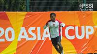 Bek Timnas Indonesia U-20, Muhammad Iqbal Gwijangge berlatih di Shenzhen, Senin (10/2/2025) jelang bergulirnya Piala Asia U-20 2025 (Dok. PSSI)