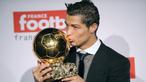 Cristiano Ronaldo bergabung di Manchester United pada 2003 silam. Penghargaan Ballon d'Or pertamanya diraih pada tahun 2008 usai membawa MU menjuarai Liga Inggris dan Liga Champions musim 2007/08. Saat itu tercatat bahwa nilai transfernya masih mencapai 54 juta euro. (AFP/Franck Fife)