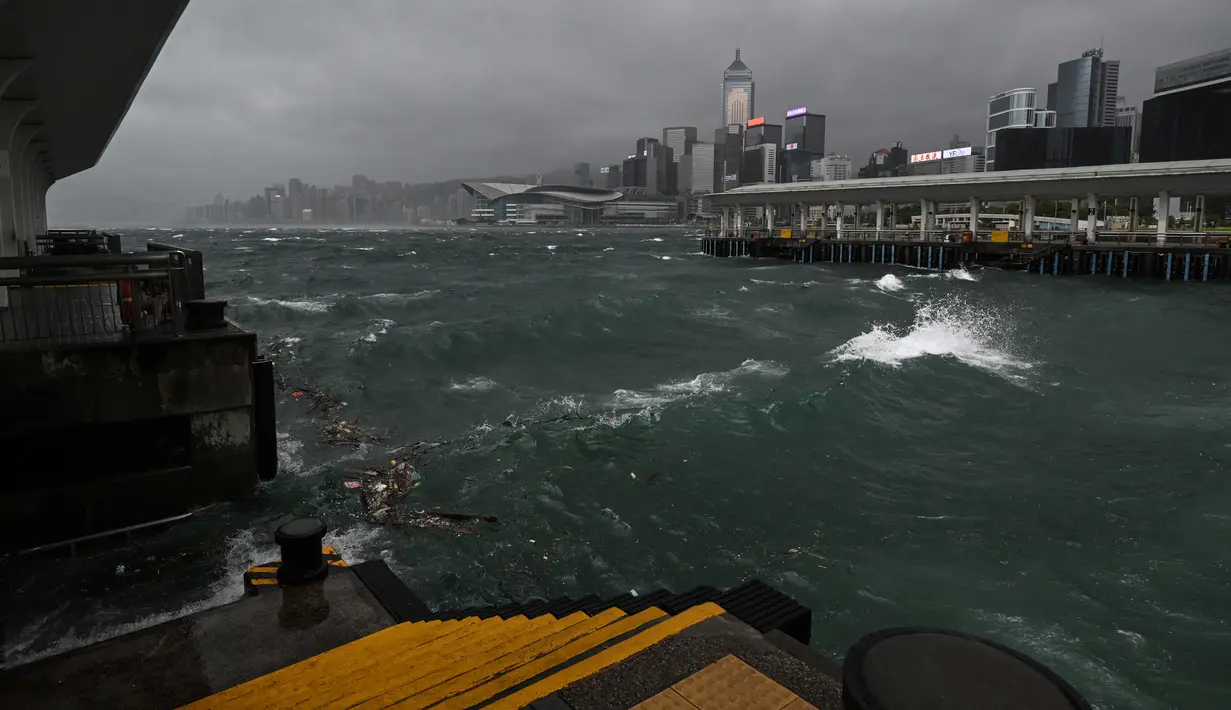 Observatorium telah mengeluarkan peringatan badai T10, yang menyatakan angin dengan kecepatan rata-rata 118 kilometer per jam atau lebih diperkirakan terjadi dan menimbulkan ancaman besar bagi Hong Kong. (Peter PARKS/AFP)