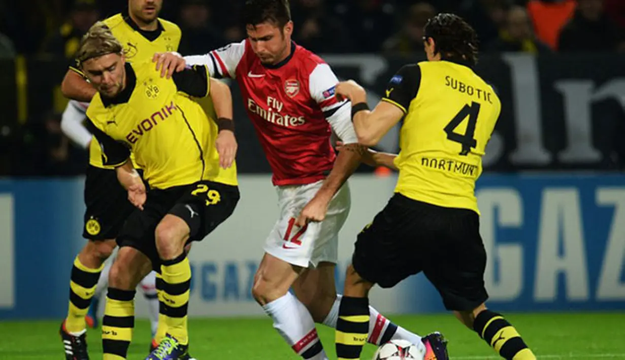 Olivier Giroud dihadang dua pemain Dortmund pada Liga Champions Grup F antara Borussia Dortmund vs Arsenal di Dortmund,(6/11/2013).(AFP/Patrik Stollarz)